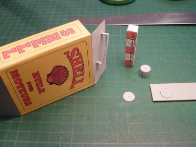 Collage en cours et renforcement du bouchon, j'ai collé la poignée avant de refermer le bidon ...