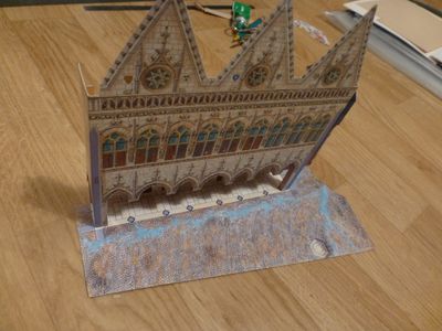 la façade avant, il reste les colonnes à mettre en place.