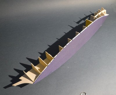 ... collée aux cadres de châssis...