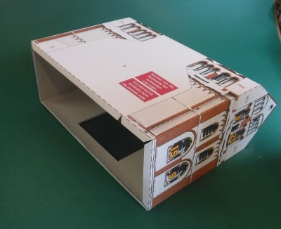 ...une fois les deux parties du bâtiment assemblées, les renforts sont installés.<br />Ce bâtiment forme le transept.<br /><br />Cordialement<br />Kurt