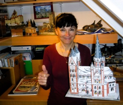 Après 12 jours de fabrication et 23 heures de construction, le calendrier de l'Avent du Limbourg est prêt à être remis cérémonieusement à ma très chère fille.<br /><br />Un très beau résultat final d'une superbe feuille de construction de modèles.<br />Il reste cependant un petit reproche : les lignes pointillées sombres qui ressortent fortement sur les composants blancs. Afficher les lignes à l’extérieur des pièces constituerait une grande amélioration de l’apparence.<br /><br />Sinon note : fortement recommandé.<br /><br />Merci à tous vos compagnons pour votre intérêt et pour vos nombreux likes.<br />La première porte sera ouverte demain<br />Cordialement<br />Kurt