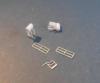 ...deux radeaux de sauvetage et une rambarde de pont d'embarcation ...