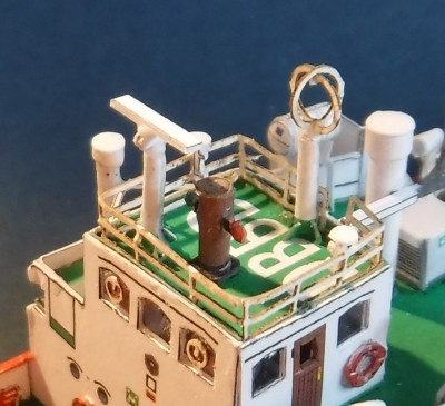 ... antennes, cadre de sondage, compas principal et radar répartis sur le pont de sondage.<br /><br />Cordialement<br />Kurt