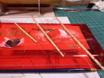 des vergues en cours d'équipement