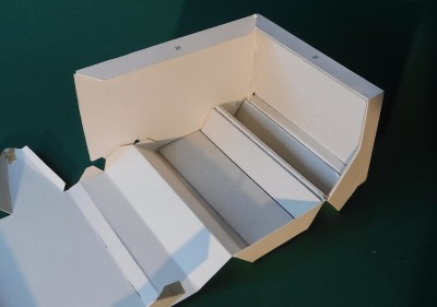 … coller le plafond étape par étape (39) pour lui donner sa forme et y insérer les renforts…