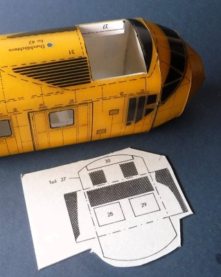 Découpez la surface supérieure de la pièce 1, pliez les languettes vers l'intérieur pour la pièce 27