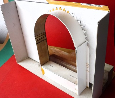 L'arche est ensuite installée, puis les renforts sont collés… c