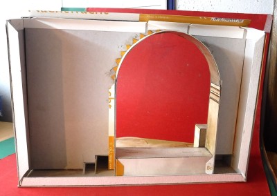 Comme le fond de l'arche est ouvert, je le décore moi-même. J'ai d'abord collé des languettes adhésives…