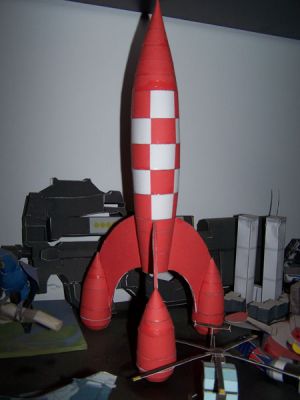 FUSEE DE TINTIN
IL y  a longtemps que j'en voulais une.
C'est en cherchant cet objet que j'ai decouvert le forum !!!

Puis phh29 est passÃ© par lÃ  et a simplifiÃ© le modele.
Elle plait, un ami m'en a demandÃ© une.

