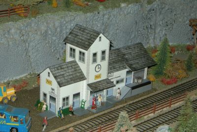 Garre R & S
Batiment aux couleur modifier et ajustÃ© en HO 
