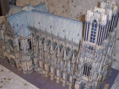 cathÃ©drale de Reims
La plus belle cathÃ©drale du monde.......Quand on est rÃ©mois, on est un peu chauvin....
Ma premiÃ¨re maquette en 1996, et pas la plus simple (beaucoup de traces de colle)
Une maquette trÃ¨s bien dÃ©taillÃ©e
