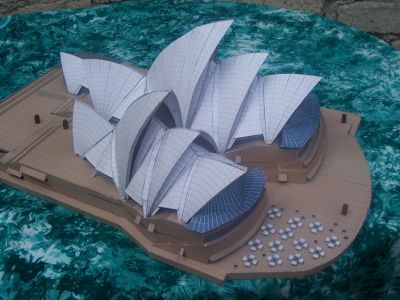 OpÃ©ra de Sydney
Certaines maquettes ont le don de vous Ã©nerver au point de se retrouver en haut d'une armoire depuis 2005.... C'est le cas de l'OpÃ©ra de Sydney de chez schreiber. AprÃ¨s un dÃ©poussiÃ©rage en rÃ¨gle, je m'y suis remis il y a 3 semaines pour la finir. je conclurai,  ceux qui conÃ§oivent les maquettes ne les rÃ©alisent pas forcÃ©ment....elle m'a pris la tÃªte celle lÃ ...

