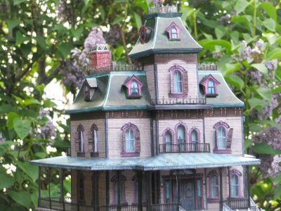 the phantom manor
Encore une superbe maquette de Ray Keim, assez facile Ã  rÃ©aliser avec un rendu impressionnant. Pour cette fois, j'ai laissÃ© tomber mon imprimante jet d'encre et je l'ai fait imprimer chez un spÃ©cialiste en impression laser. Je ne le regrette pas et je crois qu'Ã  l'avenir je procÃ¨derai de la mÃªme faÃ§on pour les maquettes d'architecture.
