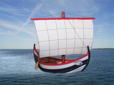 Navis Oneraria
Le bateau, grÃ©Ã© de sa voile carrÃ©e file au large de Massilia, la soute probablement bourrÃ©e d'huile d'olive, d'oignons et de tomates...
La maquette que j'avais tracÃ©e il y a 2 ans et demie. J'ai corrigÃ© la voilure et installÃ© une voile carrÃ©e plus conforme Ã  la rÃ©alitÃ©.
J'ai aussi modifiÃ© l'Ã©chelle : un tout petit 1/250 Ã¨me, Ã§a fait un bateau de 5,5 cm de long. Mais l'original n'Ã©tait pas bien grand.
