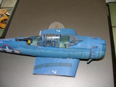 sbd dauntless
Presque terminÃ©. Il revient de loin, je l'ai trouvÃ© au fond d'un tirroir de mon bureau Ã  la suite de mon dÃ©mÃ©nagement. 
La mitrailleuse de queue Ã  Ã©tÃ© dessinÃ©e Ã  la main et coloriÃ©e avec les feutres de ma fille. Maly ne me proposait qu'un dessin en 2 d vraiment pas terrible.
