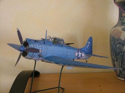 sbd dauntless
Fini et sur l'Ã©tagÃ¨re, mon premier avion. Quand l'Ã©tagÃ¨re sera pleine, il finira Ã  la poubelle je pense, je fais tellement mieux maintenant.
