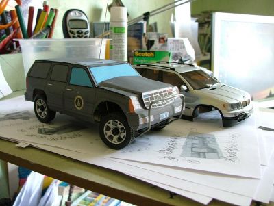 carrosserie mini z papercraft, version bÃ©ta
voila, de peur d'abimer la carrosserie de ma x5, j'ai rapidement sorti une voiture des gardes du corps du prÃ©sident us, arrangÃ©e au ciseaux et rÃ©taillÃ©e sous adobe... la misÃ¨re, mais bien m'en Ã  pris, au premier run j'ai percutÃ© mon bar sauvagement, dÃ©chirant une partie de l'avant sous l'impact !
