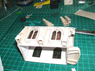 le village de dimanche illustré pages 12 et 13 l'église
Pour les vitraux. Ce sera très beau avec un éclairage. 
