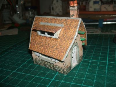 le village de dimanche illustré page 4 maison à fenêtre normande
vue du côté de la fenêtre qui lui a donné son nom
