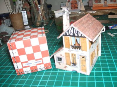 le village de dimanche illustré page 9 la maison du peintre
Le côté ouest avec l'entrée et la fenêtre opaque donnant vers les toilettes
