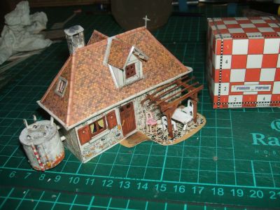 le village de dimanche illustré page 6 la maison du riche
complète avec son salon d'été et sa cuve métallique (en carton) de récupération d'eau. La chambre est derrière le chien assis et ne peut plus être vue sans endoscope ! Heureusement, les prix baissent.
