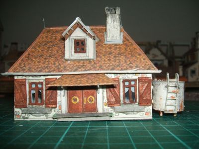 le village de dimanche illustré page 6 la maison du riche
la porte "monumentale" d'entrée avec ses anneaux en laiton massif. Le propriétaire ne doit pas être malheureux. Le petit défaut du chéneau a été corrigé.
