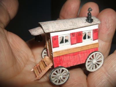 le village de dimanche illustré pages 14 la roulotte de la bohémienne
Ce n'est pas un géant malveillant, juste ma main!
