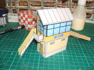 poste d'aiguillage simplifié
côté fausses vitres. Pas de souci avec l'intérieur.
