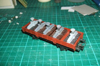 vérins de grue jouef
Rebuté par le prix courant pour ce type de pièce, je les ai fabriquées en carton. Planche et montage sur le forum. Une fois sur le wagon, on ne sait plus qui est qui et ils sont aussi fonctionnels. Ils sont bien plus faciles à faire si on les fait fixes.
