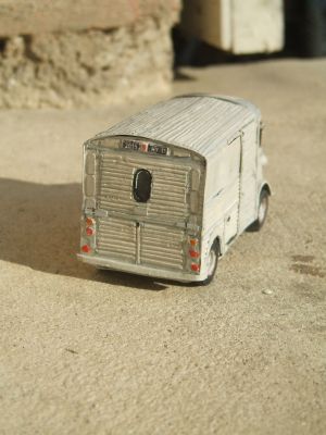 citroën type H
vue arrière; sans doute fausse (trop de lumières pour un vieux véhicule); pare choc faux
