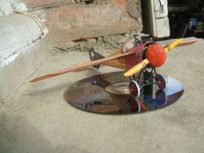 morane saulnier type N
l'avion de Roland Garros avec son déflecteur de balles pour ne pas casser l'hélice en tirant avec la mitrailleuse; modèle dessiné par Fiddler's green
