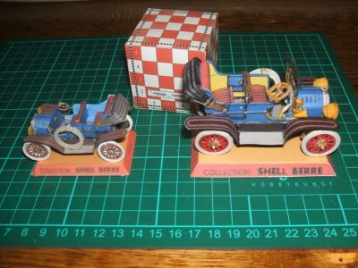 ford 1908
En cours de finition pour la plus grosse, pour le cube et les dimensions générales. La direction est fonctionnelle, mais le volant tourne à  l'envers (c'est de ma faute); pire, le volant est à  droite , comme sur les dessins originaux, mais la voiture semblait bien avoir un volant à  gauche sur les photos. Je l'ai mis à  gauche sur les planches que j'ai dessinées.
