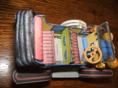 ford 1908
vue plongeante sur le luxueux aménagement intérieur ; je ne sais pas du tout si les vide-poches existaient sur le dossier du siège avant, mais j'ai trouvé ça bien.
Il manque deux leviers sous le volant et les pédales (simplement dessinées). C'est prévu sur les planches redessinées.
