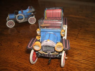 ford 1908
vue avant ; on pouvait trouver soit pas de logo, soit un logo sur le haut du radiateur, soit un logo sur la grille du radiateur. Ici, pas de logo , mais des bons gros phares normalement au gaz avant 1915
