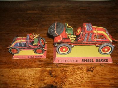 renault 1906
À gauche, le modèle d'origine (sauf les roues et la manivelle) réduit à la moitié; à  droite, le modèle refait, plus conforme à  la vraie voiture
