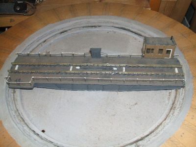 pont tournant 1
fonctionnel à la dimension des 241P. Il y a un peu de métal (les locos sont lourdes et il faut bien que le courant passe)
