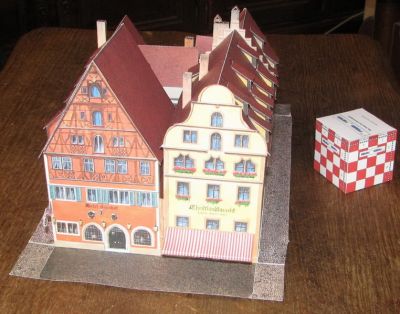 Hotel Eisenhut et Christkindlmarkt
ModÃ¨le Shreiber-Bogen. Echelle : 1/160e. Deux maisons d'une des plus belles villes d'Europe : Rothenburg ob der Tauber. Bonne facture. Pas trÃ¨s difficile.
