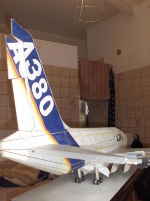 peint en bleu entiÃ¨rement avec un stylot bic bleu!
j'utilises les bic pour construire mes maquettes, pour les couleurs, coupÃ©s en morceaux pour en faire des parites mÃ©canique, puis aussi pour tracer les traits, ne cherchez pas ailleurs, c'est la seule maquette a380 en papier qui existe avec autant de dÃ©tails....:-)
