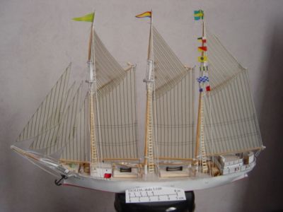 L'Isolda de Bildrum babord
Beaucoup de travail de cordage, les poulies sont en petites tiges de bambou bricolÃ©es Ã  la "Dremel", et les marches des Ã©chelles en bambou refendu
