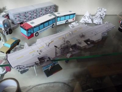 Porte avions Nimitz
En papier photo.
