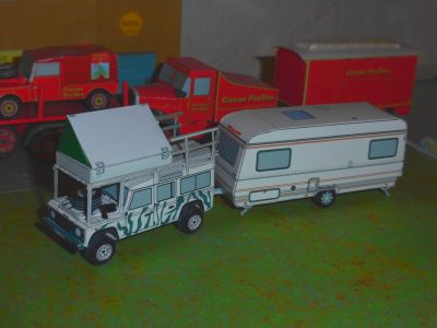 Range Rover et cravane de Streetpaper Noël 2015
En papier photo au 1/66°
