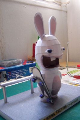 lapin crÃ©tin skateur
vue de cotÃ©e avec le dessus du skate
