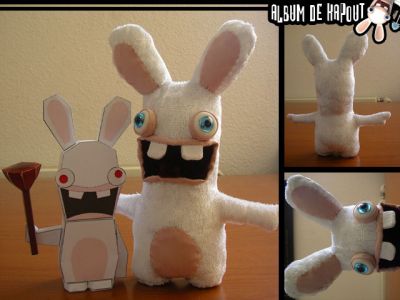 Lapins crÃ©tins 2
Oui je sais le lapin de droite n'est pas en papier mais il est fait main en tissu alors je me suis dit qu'il valait la peine d'Ãªtre vu et il est trop beauuuu...
