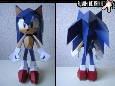 Sonic1
Vue de face et de dos du personnage
Mascotte de la firme de jeu vidÃ©o SEGA
