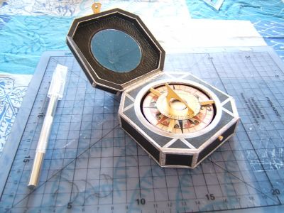 La boussole de Jack Sparrow
Pas trÃ¨s original, puisque Ã§a fait un petit moment que la maquette est disponible sur the Disney Experience, mais j'avais un Dimanche aprÃ¨s-midi Ã  occuper et un autre membre du forum en avait dÃ©jÃ  attaquÃ© la rÃ©alisation. Quelques heures et un peu de bricolage plus tard, voilÃ  le rÃ©sultat !

Ce que j'aime avec les maquettes en papier, c'est quand les instructions sont claires et la maquette rÃ©aliste (dans une certaine mesure, Ã©videmment) avec des piÃ¨ces agrÃ©ables Ã  dÃ©couper. Rien Ã  dire !
Keywords: Disney Experience Jack Sparrow Pirates CaraÃ¯bes boussole