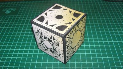 Le Cube du film "Hellraiser
(je voulais le retoucher en faisant un rÃ©--impression en re-dÃ©coupant les reliefs... truc minutieux 
